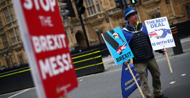 Un manifestante anti-brexit frente al Parlamento británico. | Rbuters
