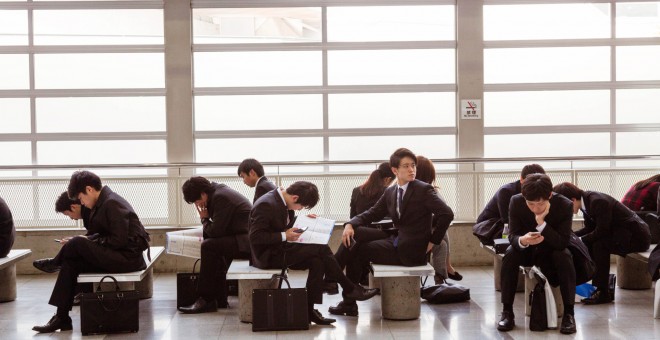En 2016 más del 20% de los trabajadores japoneses reconocían estar trabajando más de 80 horas extra al mes -EFE
