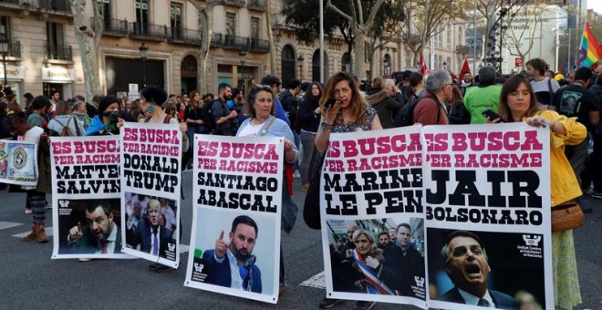 La manifestación con el lema 'Stop Vox' y contra el racismo ha comenzado este sábado, pasadas las 17.30 horas, en el Passeig de Gràcia de Barcelona con la participación de representantes de diversas entidades y de fuerzas políticas como JxCat, ERC, comune