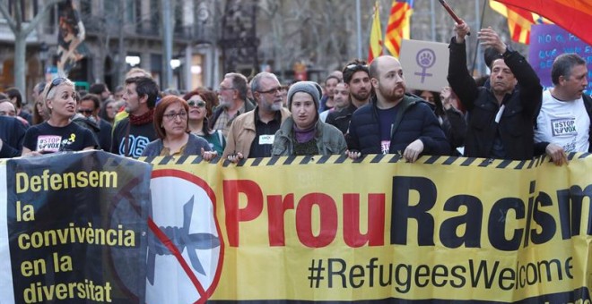 La manifestación con el lema 'Stop Vox' y contra el racismo ha comenzado este sábado, pasadas las 17.30 horas, en el Passeig de Gràcia de Barcelona con la participación de representantes de diversas entidades y de fuerzas políticas como JxCat, ERC, comune