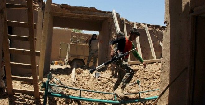 Un policía afgano inspecciona un edificio bombardeado. - AFP