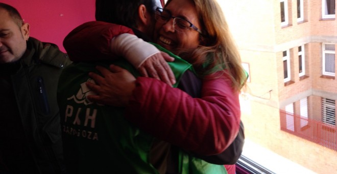 Rosa se abraza a un miembro de la PAH Zaragoza tras conocer que no va a ser desahuciada este martes. /EDUARDO BAYONA