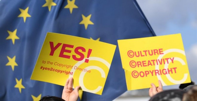 Varias personas muestran pancartas durante una manifestación en el exterior del Parlamento Europeo con motivo del pleno en el que se vota el acuerdo provisional sobre la directiva europea de derechos de autor, este martes en Estrasburgo (Francia). EFE/ Pa