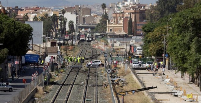 Obras de soterramiento de las vías del tren frente a la estación del Carmen (Murcia). /EFE