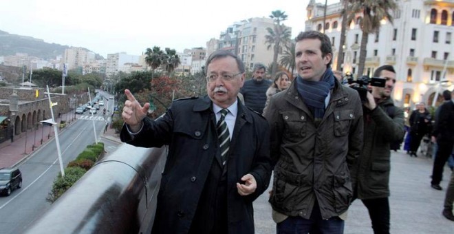 El presidente del Partido Popular, Pablo Casado (d) acompañado del presidente de Ceuta Juan Jesús Vivas, en su visita a la ciudad autónoma. (REDUAN | EFE)