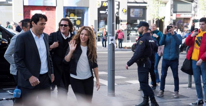 La cantante colombiana Shakira, acompañada por el cantante Carlos Vives, a su llegada este miércoles al Juzgado de lo Mercantil número 12 de Madrid./EFE