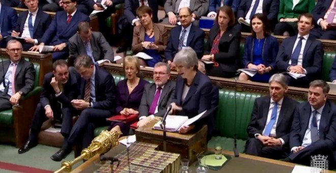 La primera ministra británica, Theresa May, participa en una sesión de control al Gobierno en el Parlamento británico. EFE
