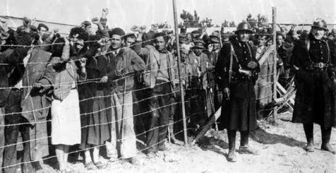 Refugiados españoles en el campo de internamiento de Argelès-Sur-Mer, en el este de Francia, donde fueron a parar la mayoría de los republicanos que huyeron por Catalunya