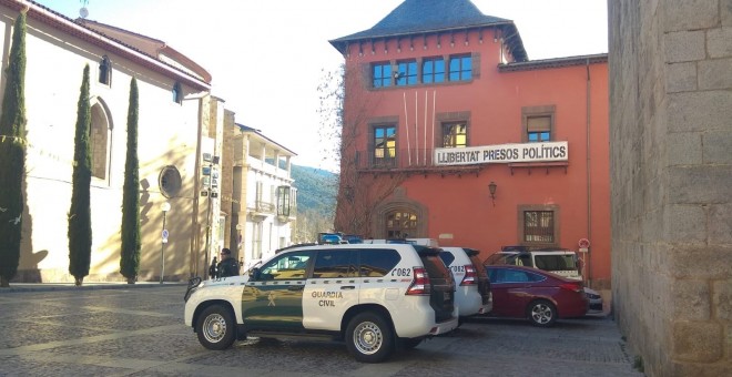 Els vehicles de la Guàrdia Civil davant l'Ajuntament de la Seu d'Urgell.