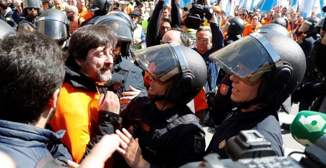 El diputado de Podemos, Rafa Mayoral (2i), conversa con agentes de Policía, durante la concentración de trabajadores de Alcoa. /EFE