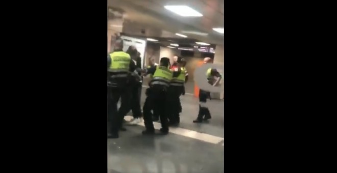 Fragment del vídeo de l'agressió d'agents de seguretat contra un passatger jove racialitzat. Es Racismo