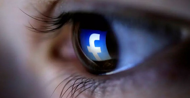 Reflejo del logo de Facebook en un ojo. REUTERS/DADO RUVIC/