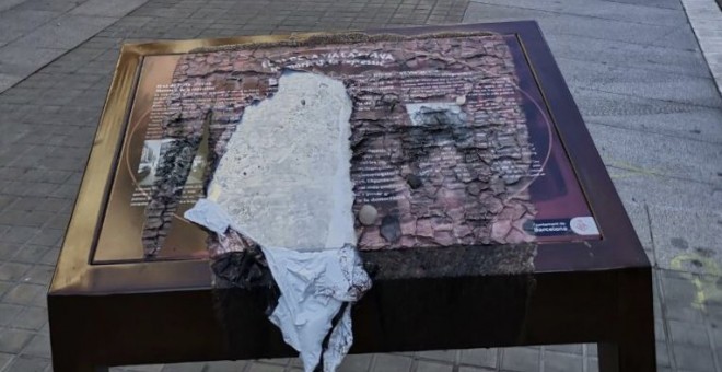 Estat de la placa en memòria a les víctimes de la tortura a l'edifici de la Prefactura de la Policia Nacional, a la Via Laietana de Barcelona.