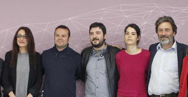 Sol Sánchez (IU Madrid), Raúl Camargo (Anticapitalistas), Álvaro Aguilera (Partido Comunista Madrid), Isa serra (Podemos), Mauricio Valiente (IU Madrid). VÍCTOR LERENA/EFE