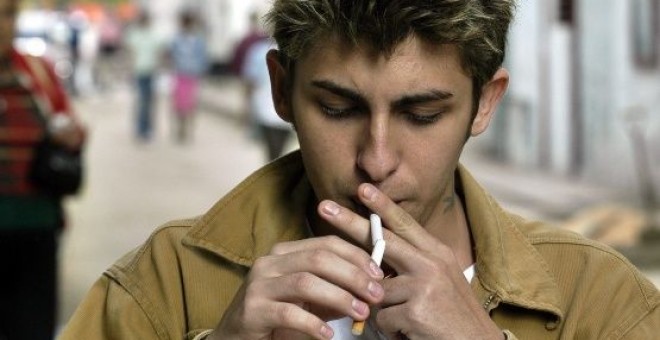 La OMS exhorta a los gobiernos a aumentar el impuesto al tabaco para reducir su consumo. | Foto: EFE
