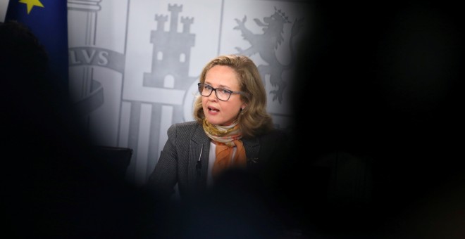 La ministra de Economía, Nadida Calvñó, en una rueda de prensa en el Palacio de la Moncloa, tras una reunión del Consejo de Ministros. REUTERS/Susana Vera