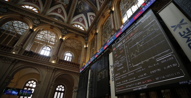 Vista de un panel de la Bolsa de Madrid. EFE/Javier Lizón.