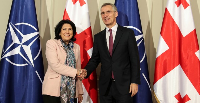 La presidenta de Georgia, Salome Zourabichvili, recibe al secretario general de la OTAN, Jens Stoltenberg. /REUTERS