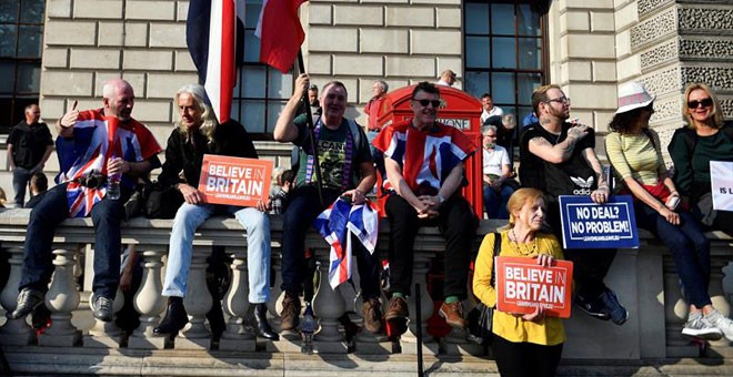 Manifestantes a favor del brexit, ante el Parlamento británico. / NEIL HALL (EFE)