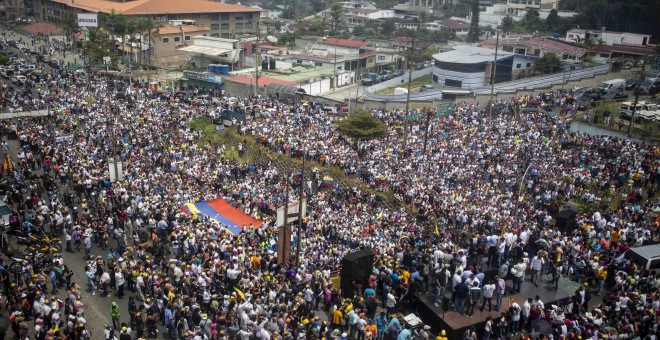 Miles de simpatizantes de Juan Guaidó cortan la autopista Panamericana para escuchar al autoproclamado presidente encargado de Venezuela, en San Antonio de los Altos.-JAIRO VARGAS