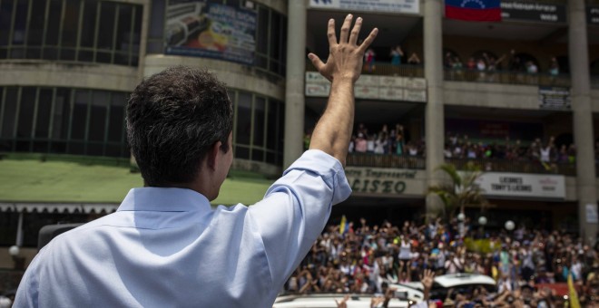 Juan Guaidó se despide de los asistentes a la protesta contra los apagones y contra el Gobierno de Nicolás Maduro en San Antonio de los Altos, estado de Miranda, Venezuela.- JAIRO VARGAS