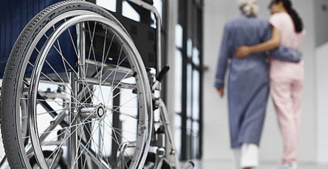 Las cuidadoras no profesionales de las personas dependientes recuperan a partir de este lunes la cotización por parte del Estado de sus cuotas a la Seguridad Social./EFE