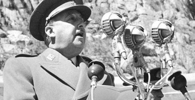 El dictador Francisco Franco pronunciant el seu discurs durant la cerimònia d'inauguració del Valle de los Caídos el 1959.