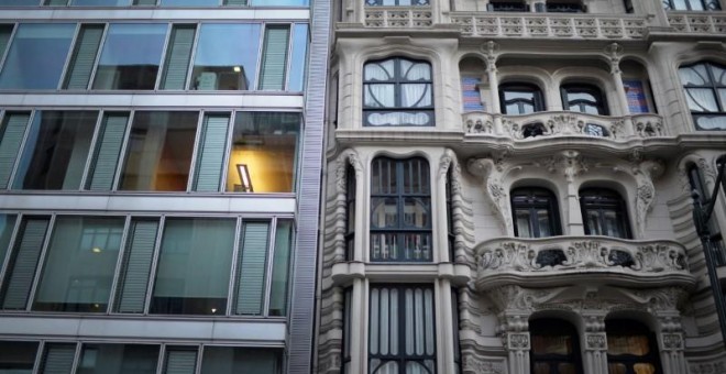 Un moderno bloque de oficinas junto a la Casa Montero, un edificio residencial de diseño modernista del arquitecto Luis Aladren y construido en 1904, en Bilbao. REUTERS / Vincent West