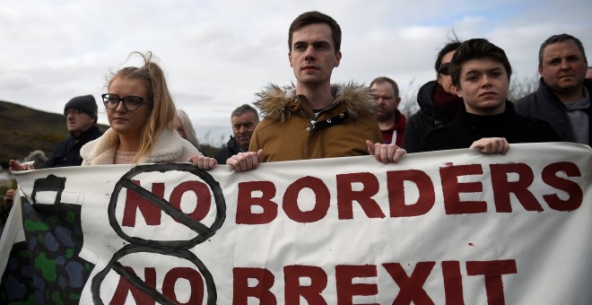 Un grupo de personas en una manifestación contra el brexit. | Reuters