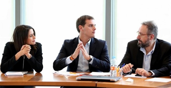 Inés Arrimadas, portavoz nacional dç(I) e la formación, Albert Rivera, líder de Ciudadanos, y Juan Carlos Girauta, portavoz de los 'naranjas' en el Congreso. EUROPA PRESS