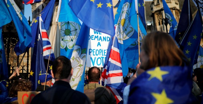 Manifestantes contra el brexit a las afueras del Parlamento británico este lunes. REUTERS/Alkis Konstantinidis