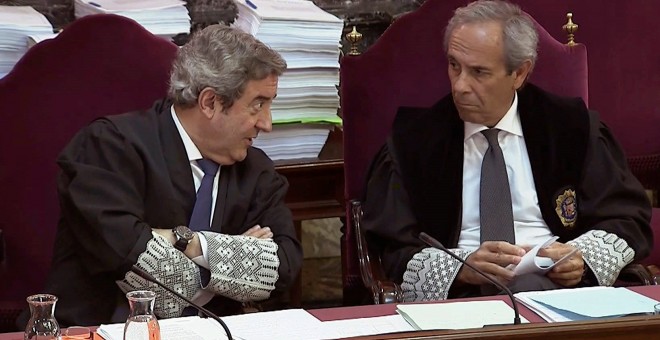 Los fiscales Javier Zaragoza (i) y Jaime Moreno (d) durante la sesión de este martes del juicio del 'procés''. | EFE