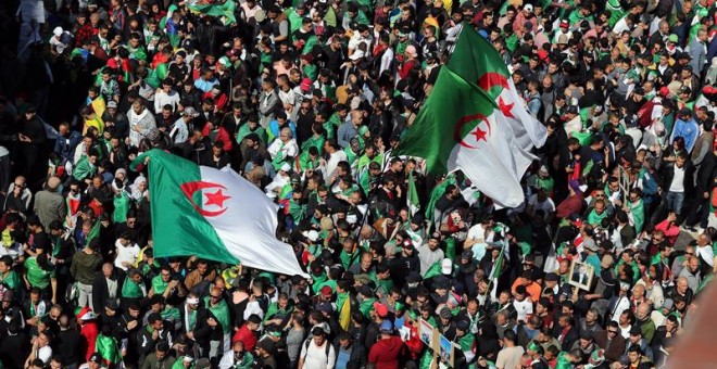 Miles de argelinos en una de las protestas contra Abdelaziz Bouteflika. - EFE
