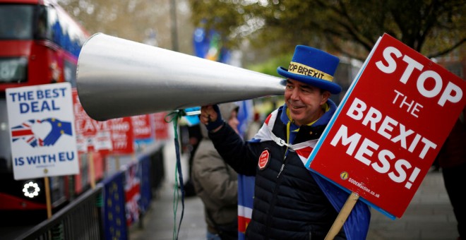 Un manifestante contra el brexit, delante del edificio del Parlamento britanico, en Westminster (Londres). REUTERS/Henry Nicholls