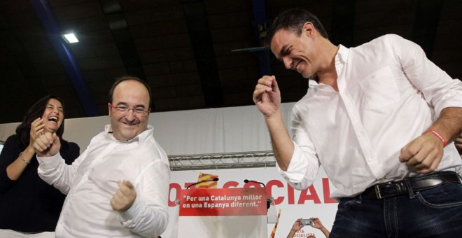 Miquel Iceta y Pedro Sánchez bailando.- EFE