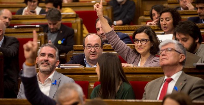 Varios diputados catalanes, ayer durante el pleno en el Parlament. /EFE