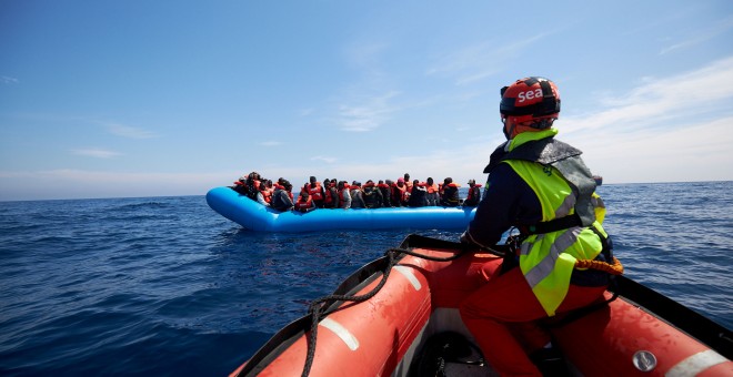 Un bote de rescate de la organización benéfica alemana Sea-Eye se acerca a los migrantes en el mar Mediterráneo./ REUTERS
