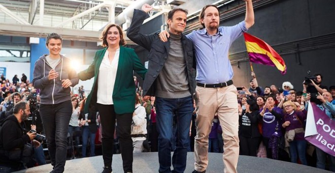 Lucía Martín, Ada Colau, Jaume Asens i Pablo Iglesias al míting de l'Hospitalet. EFE / ALEJANDRO GARCÍA