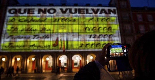 La fachada de la Casa de la Panadería de la Plaza Mayor de Madrid se ha iluminado esta noche con imágenes de gran formato de los conocidos como 'papeles de Bárcenas', donde aparecen los nombres de 'M. Rajoy' o 'R. Rato', y otra con Pedro Sánchez y Albert