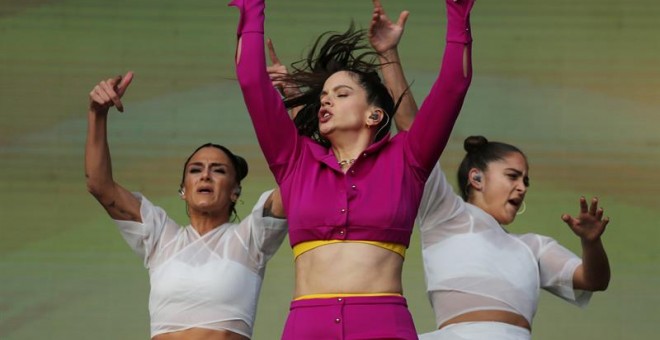 La cantante española Rosalía se presenta hoy domingo, en la novena versión del festival musical Lollapalooza 2019, en Santiago (Chile). EFE/ Elvis Gonzalez