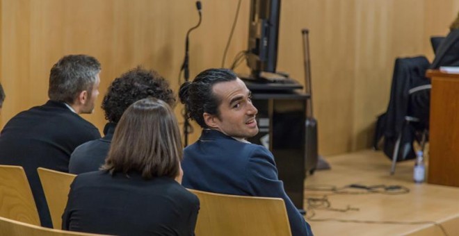 Alberto García Sola (d), en el juicio a los creadores de Series Yonkis.  EFE/Cristóbal Osete