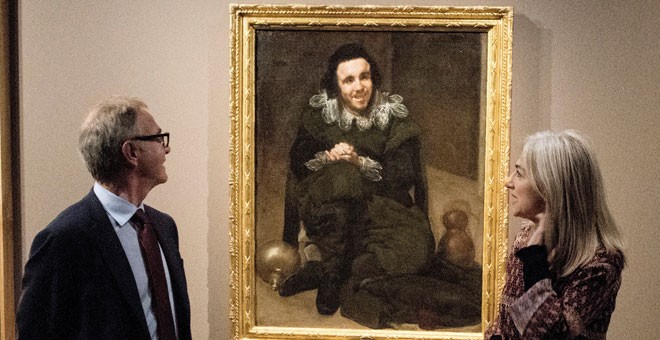 José Guirao y la consejera de Cultura andaluza, Patricia del Pozo, ante un cuadro de Velázquez en Almería. / EFE