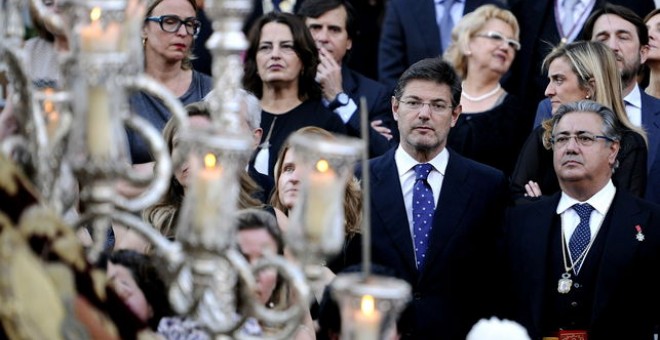 Juan Ignacio Zoido y Rafael Catalá, en una procesión de la Semana Santa de Sevilla de 2015./EFE