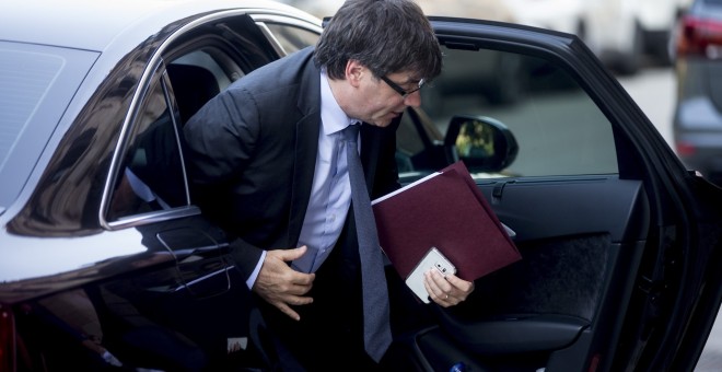 El expresident Carles Puigdemont saliendo de su coche oficial | EFE