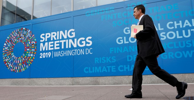 Un hombre camina junto a la sede del FMI en Washington, donde esta semana celebra su Reunión de Primavera. REUTERS/Yuri Gripas