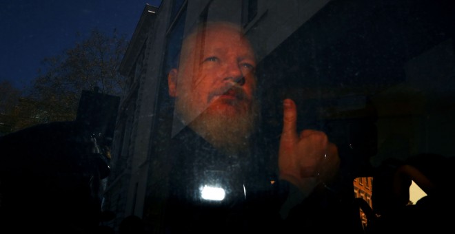 Julian Assange, a su llegada a la Corte de Magistrados de Westminster tras ser detenido en el interior de la embajada de Ecuador en Londres. - REUTERS