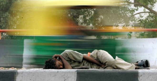 Un joven durmiendo en la calle en Nueva Delhi. REUTERS