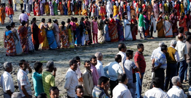 Larga cola de votantes en el exterior de un colegio electoral, en el distrito de Alipurduar en el estado oriental de Bengala Occidental (India). REUTERS / Rupak De Chowdhuri