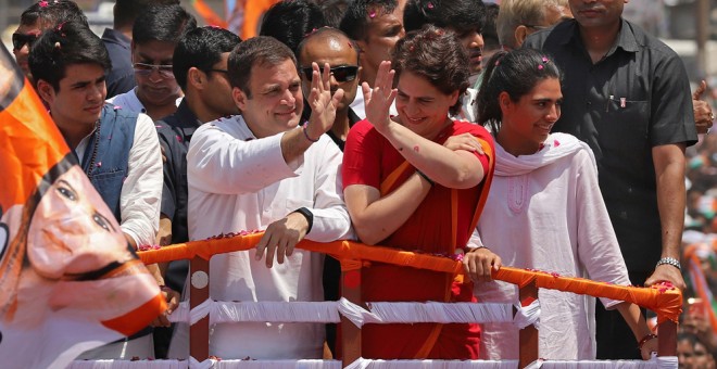 Rahul Gandhi, presidente del principal partido de la oposición, el Congreso de la India, y su hermana Priyanka Gandhi Vadra saludan a sus seguidores en Amethi, en el estado norteño de Uttar Pradesh, India. REUTERS / Jitendra Prakash