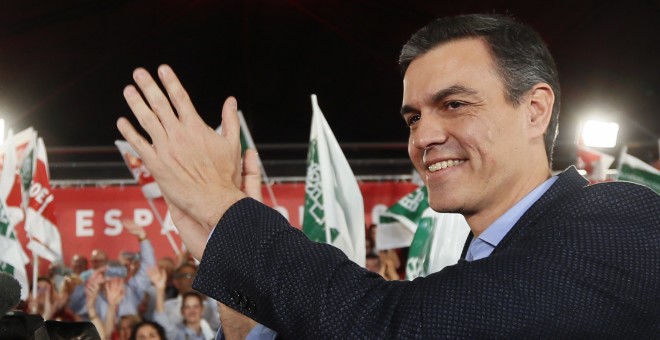 El presidente del Gobierno y secretario general del PSOE, Pedro Sánchez, saluda al inicio del acto electoral previo al comienzo de la campaña de las elecciones generales en Dos Hermanas (Sevilla). EFE/Jose Manuel Vidal